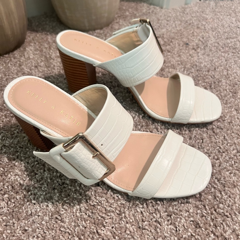 Block heel buckled sandals